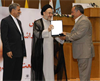 Lajvar получает благодарность из рук председателя иранского правительства, 2003 г.
